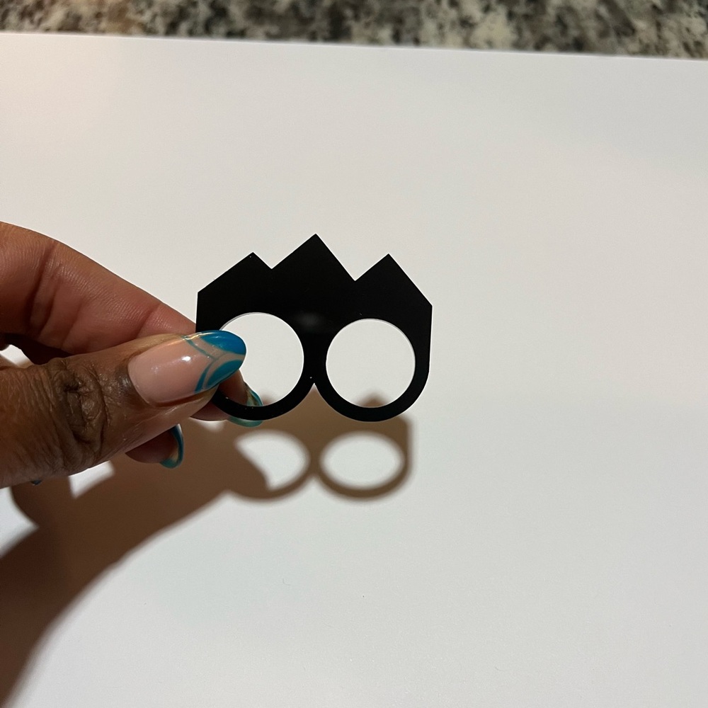 ♠️PLASTIQUE TWO FINGER ACRYLIC RING♠️ - Picture 2 of 8